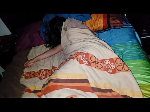 ❤️ Vicfilo kritikante sian junan duonpatrinon dum ŝi dormas. Porno vk ĉe ni ❌️❤
